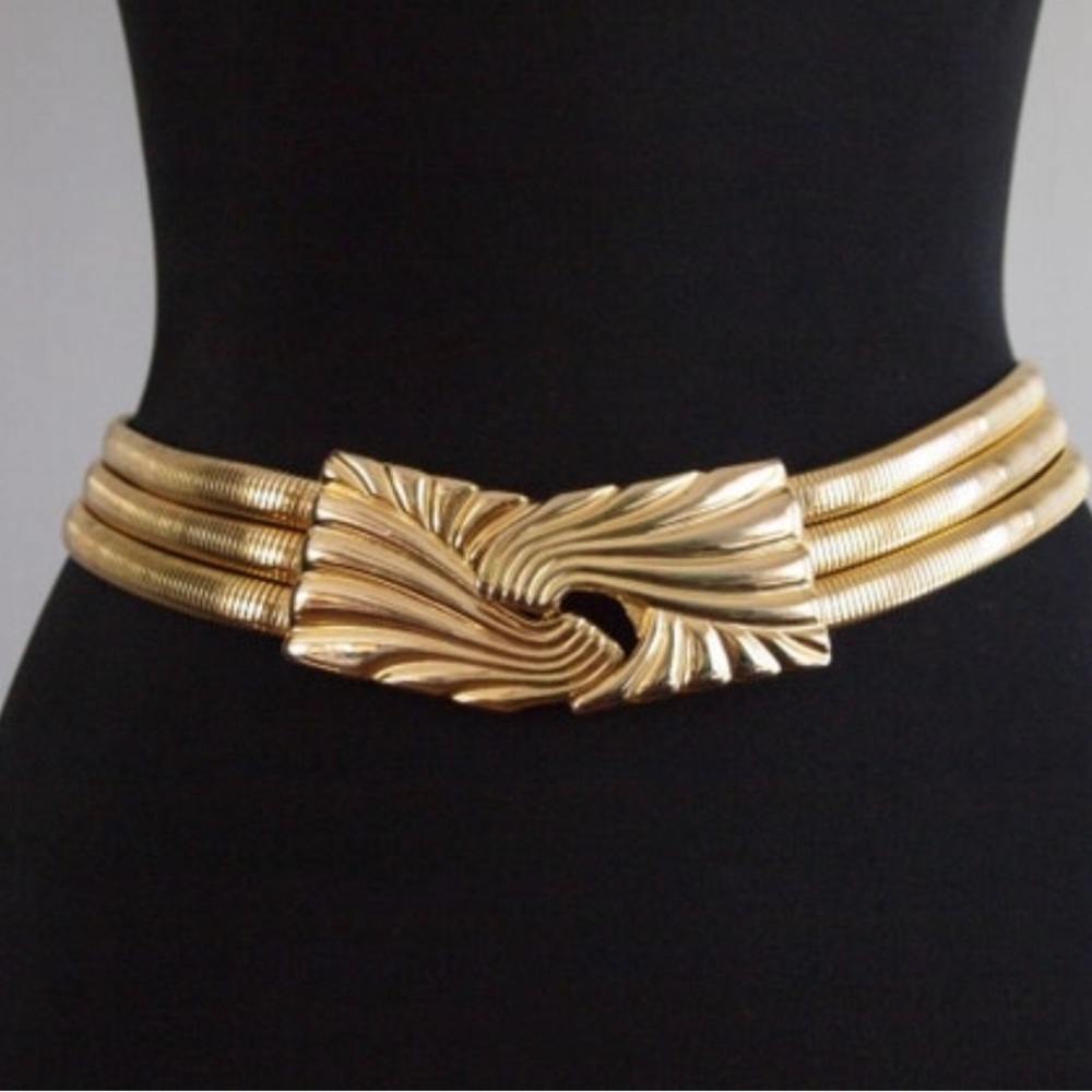 Spectacular Vintage Judith Leiber gold belt. Perfect condition! 26”